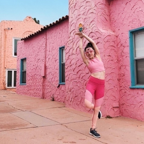 Outdoor Voices • Flamingo Pink + Peach Colorblock Leggings 7/8 - Picture 4 of 10